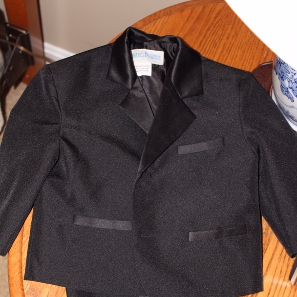 Size 1 year tux - Picture 2 of 3